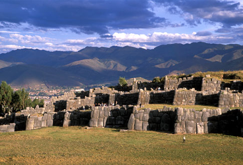 http://www.vayaadventures.com/ImgTrips/SlideShows/Gallery01/P06_Sacsuhuaman2_web2.jpg